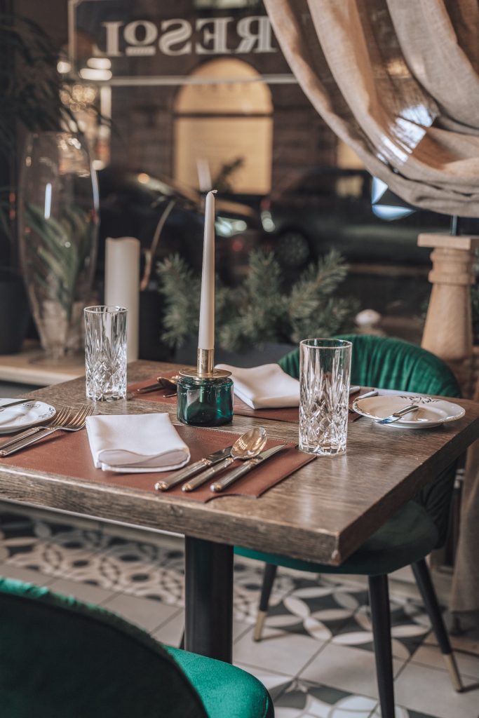 Entresol Restaurant interior details