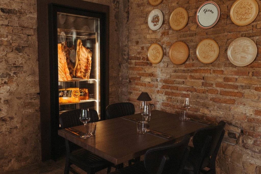 Firenze Ristorante Vilnius first floor interioer with dry aged beef storage