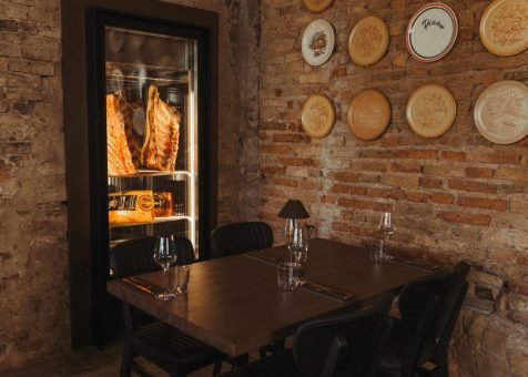 Firenze Ristorante Vilnius first floor interioer with dry aged beef storage