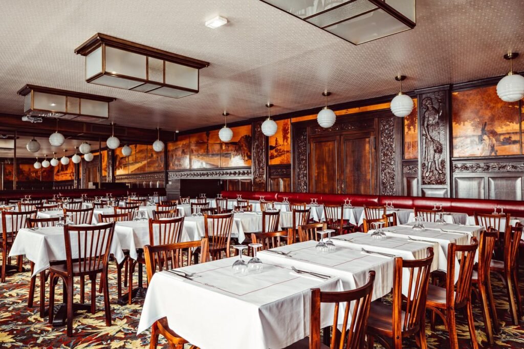 Bouillon Republique Paris interior group room